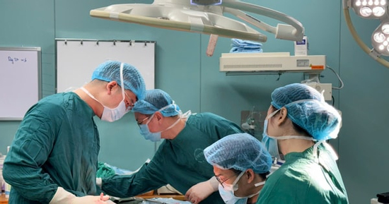 Suýt mất chân vì đắp lá chữa bỏng lửa