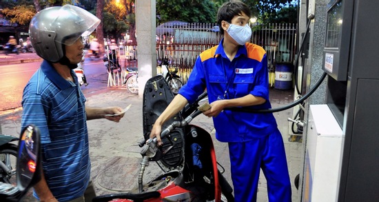 Vì sao giá xăng dầu giảm mạnh, có loại hạ tới gần 8.000 đồng/lít?