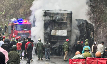 Xe đầu kéo tông vào taluy rồi bốc cháy ngùn ngụt