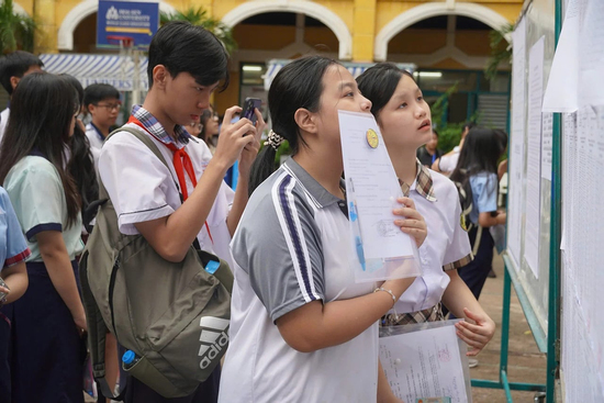 Bỏ điều kiện nơi thường trú khi thi vào lớp 10: Cởi trói hay tăng áp lực?