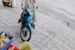 Clip vỉa hè bất ngờ sụp trước cửa hàng, người đàn ông thoát nạn trong gang tấc