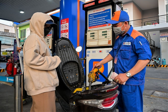 Giá xăng dầu tăng mạnh ra sao 15 ngày qua?