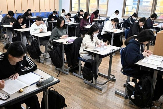 Phụ huynh cùng giáo viên 11 lần trộm đề thi, giúp con gái đứng nhất trường