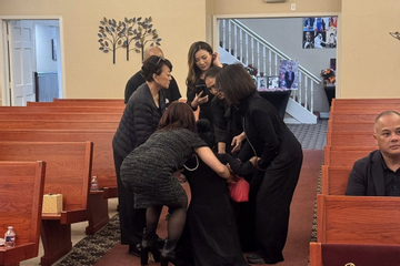 Mẹ ca sĩ Kasim Hoàng Vũ đứng không vững, tiễn con trong đau đớn