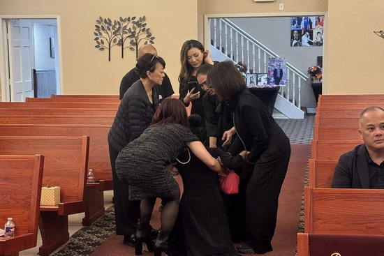 Mẹ ca sĩ Kasim Hoàng Vũ đứng không vững, tiễn con trong đau đớn