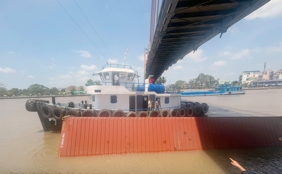 Nguyên nhân tàu 4.000 tấn vướng dây điện, container rơi ở kênh Chợ Gạo