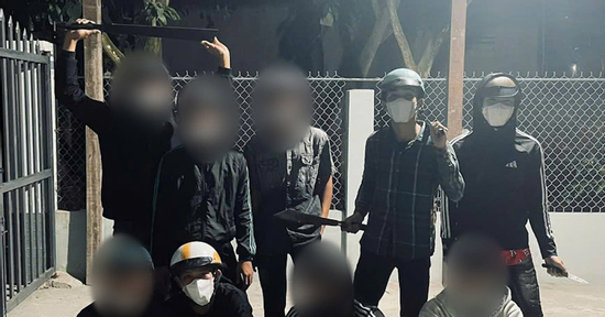 Nhóm thanh niên vô cớ chém người rồi chụp hình 'lưu niệm'