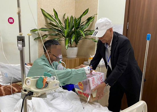 Bệnh nhân vừa truyền hóa chất vừa bỏ phiếu bầu cử tại giường bệnh