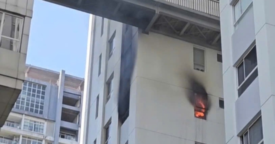 Cháy lớn tại căn hộ chung cư ở TPHCM, hàng trăm cư dân hoảng loạn tháo chạy