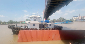 Nguyên nhân tàu 4.000 tấn vướng dây điện, container rơi ở kênh Chợ Gạo