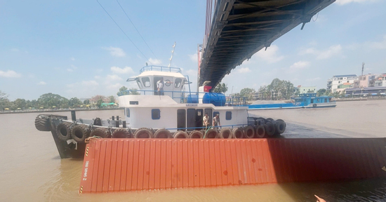 Nguyên nhân tàu 4.000 tấn vướng dây điện, container rơi ở kênh Chợ Gạo
