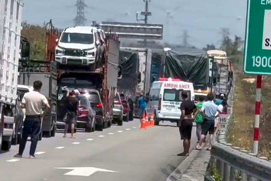 Va chạm giữa xe tải và ôtô trên cao tốc, hai mẹ con tử vong