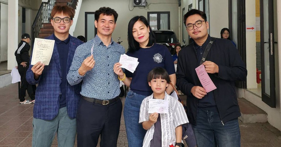 Vợ chồng NSND Xuân Bắc cùng các con rạng rỡ đi bầu cử