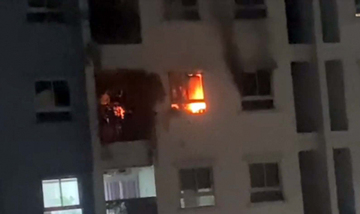 Cháy căn hộ tầng 9 chung cư Ecohome 1, kịp thời cứu 3 người mắc kẹt
