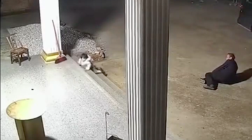 Clip gây 'bão' với cảnh ông bị ngã, em bé vội vàng bò tới để đỡ ông