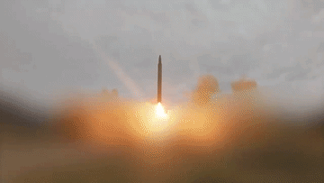 Iran lần đầu phóng tên lửa hạng nặng Sejjil vào Israel