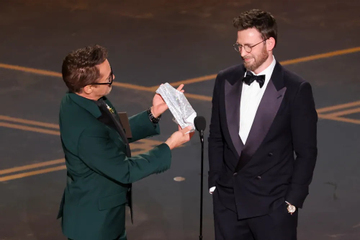 Khoảnh khắc tặng nội y gây sốc ở Oscar