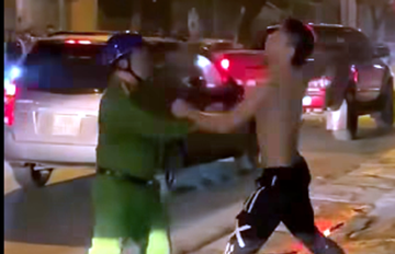 Khống chế nam thanh niên cầm 2 con dao đe dọa người đi đường ở Hà Nội