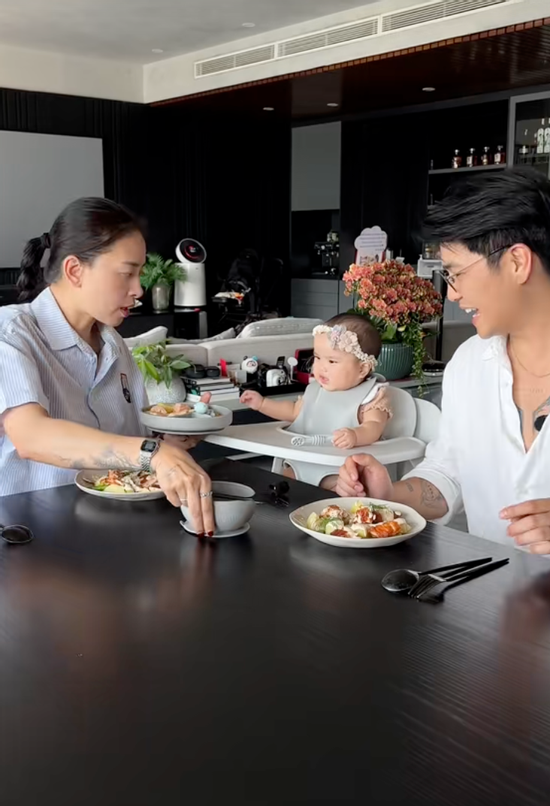 Loạt khoảnh khắc đáng yêu trong series ăn dặm của con cái Ngô Thanh Vân: Có hẳn 'đầu bếp riêng' đặc biệt