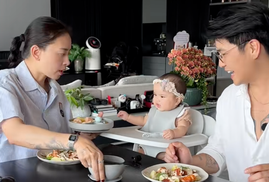 Loạt khoảnh khắc đáng yêu trong series ăn dặm của con gái Ngô Thanh Vân: Có hẳn 'đầu bếp riêng' đặc biệt