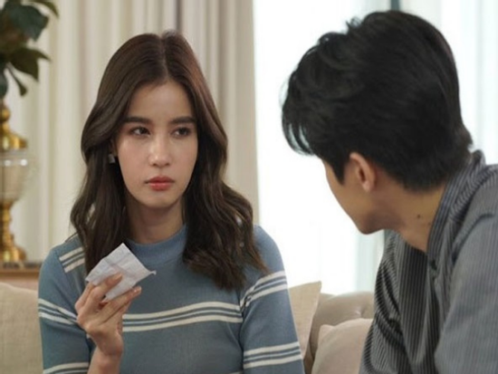 Tận mắt thấy vợ thân mật với đàn ông ngay phòng khách, tôi lại gượng gạo rời đi như một kẻ tội đồ