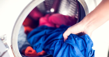 Vì sao đi tập gym về, quần áo ướt đẫm mồ hôi không nên cho ngay vào máy giặt?