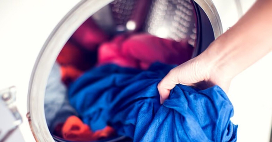 Vì sao đi tập gym về, quần áo ướt đẫm mồ hôi không nên cho ngay vào máy giặt?