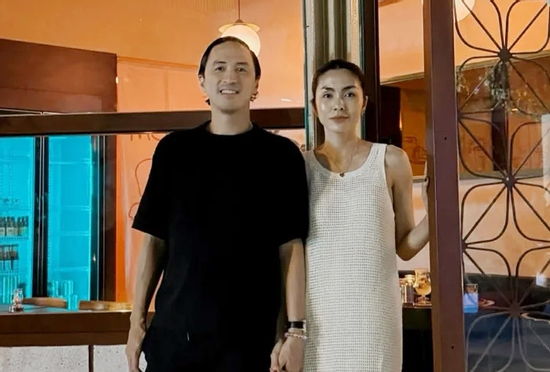 Tăng Thanh Hà lộ vòng 2 khác lạ khi chụp ảnh cùng chồng, nghi vấn đang có tin vui