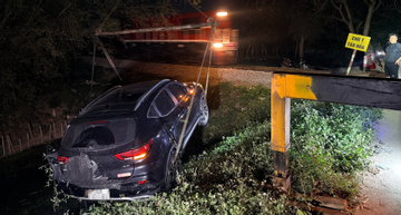 Tàu hỏa hất văng ô tô xuống mương nước ở Hà Nội