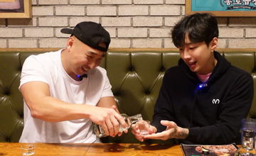 Vì sao người Hàn Quốc kiêng rót rượu cho chính mình?