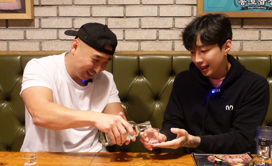 Vì sao người Hàn Quốc kiêng rót rượu cho chính mình?