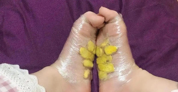 Vì sao nhiều người đắp gừng lên gan bàn chân trước khi ngủ?