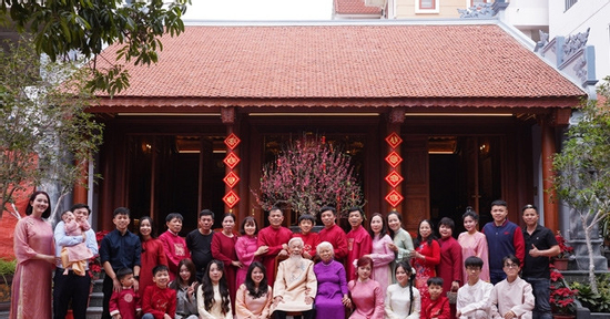 4 anh em trai ở Hưng Yên xây nhà chung khuôn viên, quây quần bên bố mẹ già