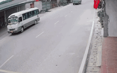 Ô tô chở hàng chục học sinh bị xe tải tông, đẩy xa 30m