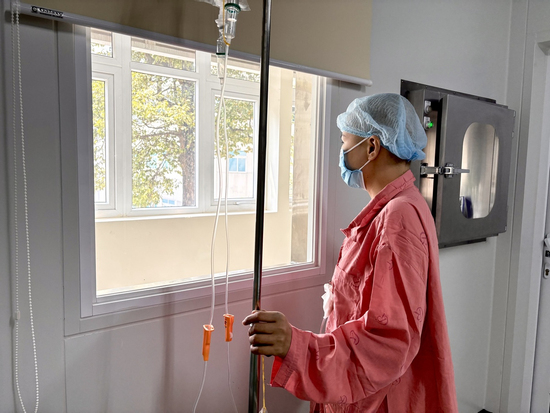 Phía sau cánh cửa vô trùng, bệnh nhân chỉ mong 'sớm được về ôm con’