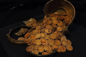 Xây nhà, tìm thấy kho báu nửa triệu đô dưới nền