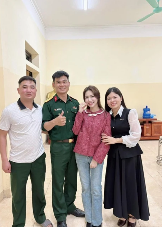 Bạn trai Đại úy 'ra mắt' Hòa Minzy với đơn vị, khoảnh khắc tình cảm của cả hai gây chú ý
