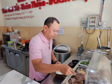 Chủ quán bún bò ‘gây sốt’ với tấm bảng lạ giữa lúc bão giá