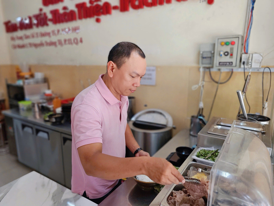 Chủ quán bún bò ‘gây sốt’ với tấm bảng lạ giữa lúc bão giá