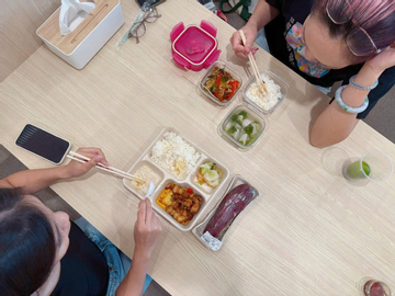 Hàng quán tăng giá, dân văn phòng rủ nhau thành lập 'hội cơm nhà'