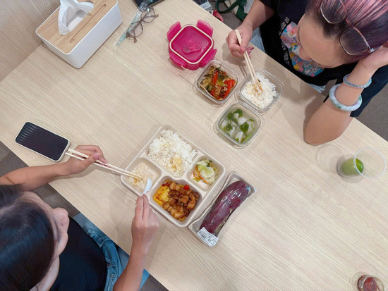 Hàng quán tăng giá, dân văn phòng rủ nhau thành lập 'hội cơm nhà'