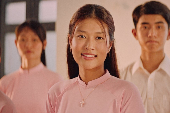 Hiếm thấy nàng hậu Việt nào chịu chơi cỡ này: Để mặt mộc hoàn toàn trên phim