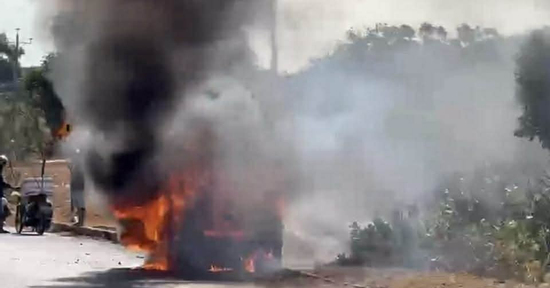 Ô tô 5 chỗ bất ngờ cháy ngùn ngụt giữa đường