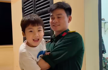 'Tan chảy' clip con trai Hòa Minzy thăm Đại úy Văn Cương, quấn quýt không rời