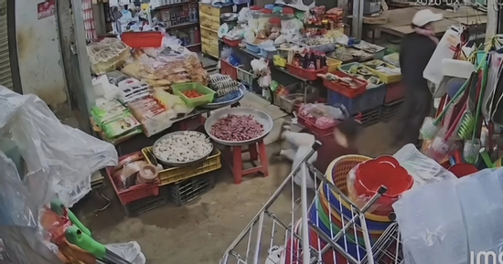 Công an kết luận vụ việc cô gái ngất xỉu giữa chợ sau khi tiếp xúc với 2 người lạ