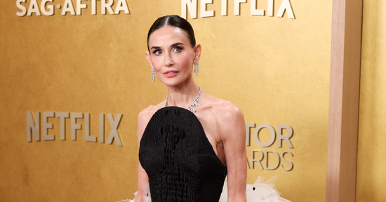 Diễn viên 3 đời chồng khoe lưng trần gợi cảm