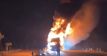 Kinh hoàng xe giường nằm chở theo 44 người lưu thông trên đường bỗng bốc cháy dữ dội