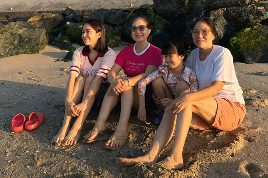 Mẹ đẻ và mẹ chồng Lê Phương thân thiết đi du lịch cùng nhau