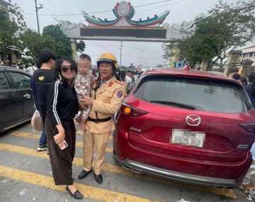 Nghẹt thở giải cứu cháu bé 3 tuổi bị khóa trong xe ô tô