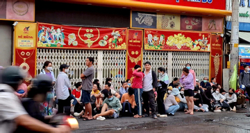 Nổ rung chuyển Trung Đông, người dân xếp hàng mua vàng từ sáng sớm